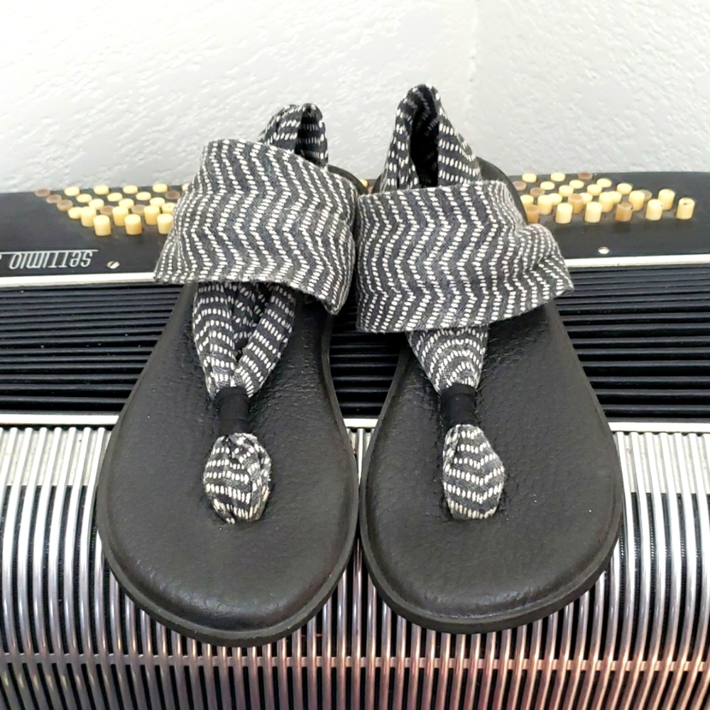 COMFY SANUK GREY & WHITE FABRIC YOGA SANDALS SIZE 7